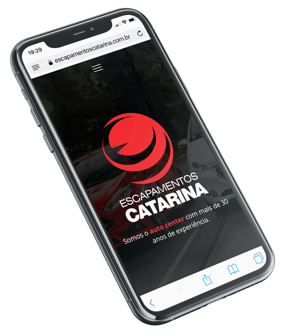 Escapamentos Catarina sendo acessado em um iPhone X